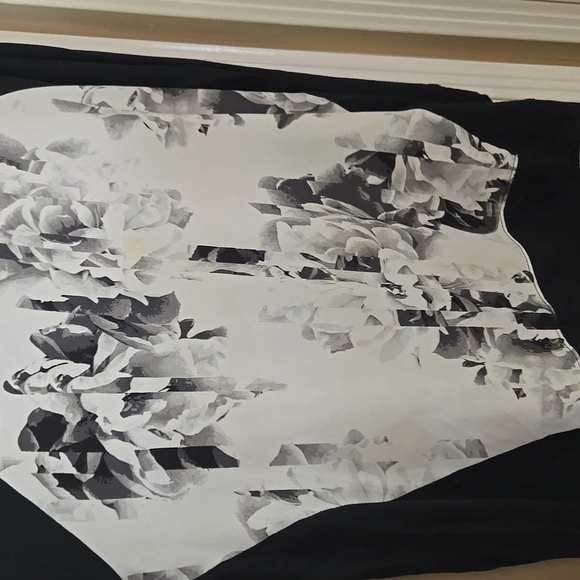 Banana Republic Black and White Floral Long Sleeve Top - Picture 3 of 4